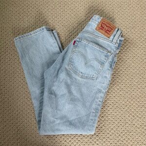Light Wash Levi's 501s!